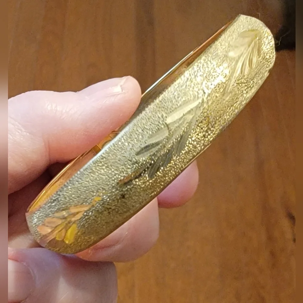 10K Yellow Gold Diamond Cut Bracelet. (See Stamp in Last 2 pics). - Picture 1 of 8
